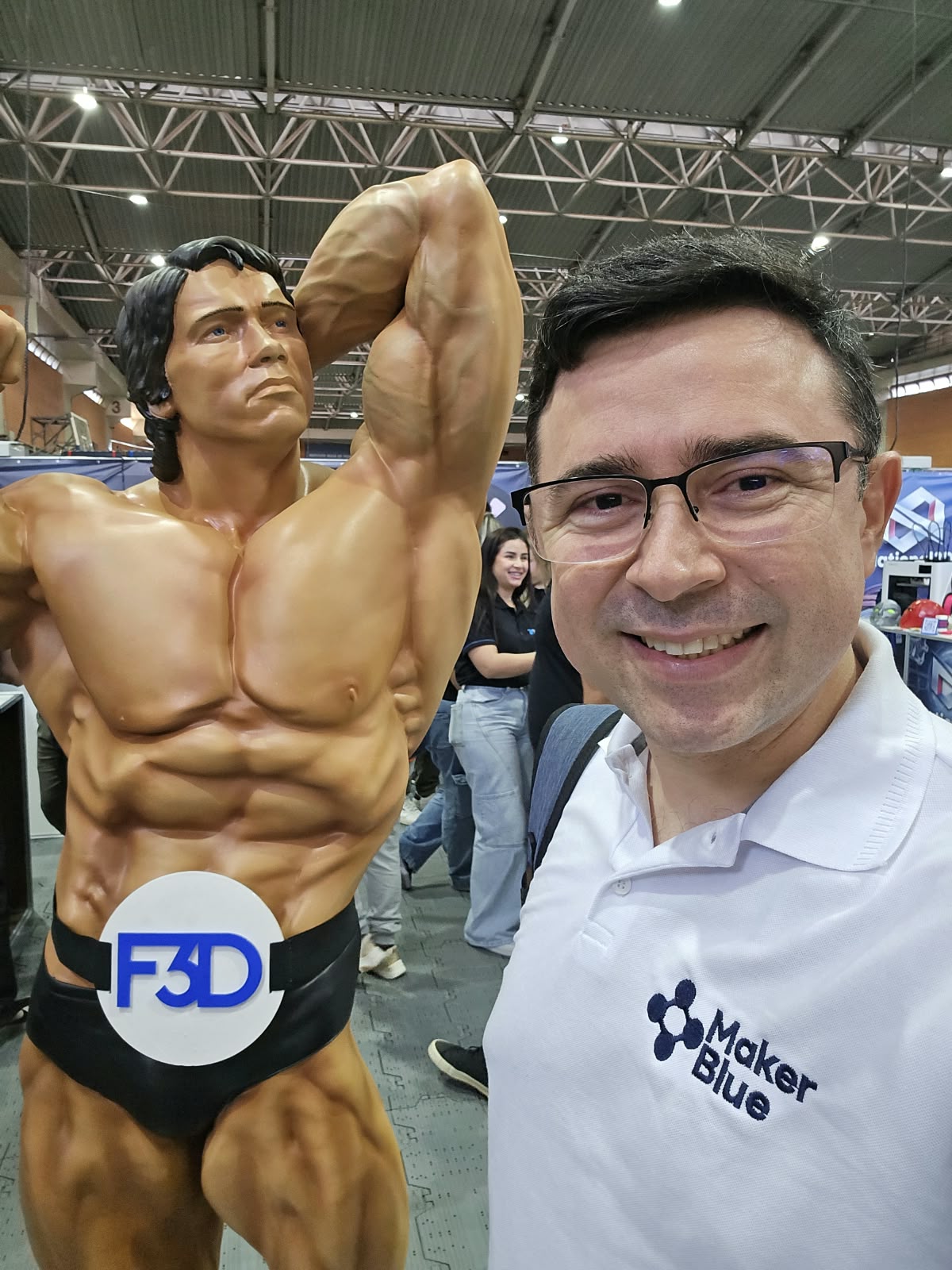 Criação em grande formato apresentada em evento maker
