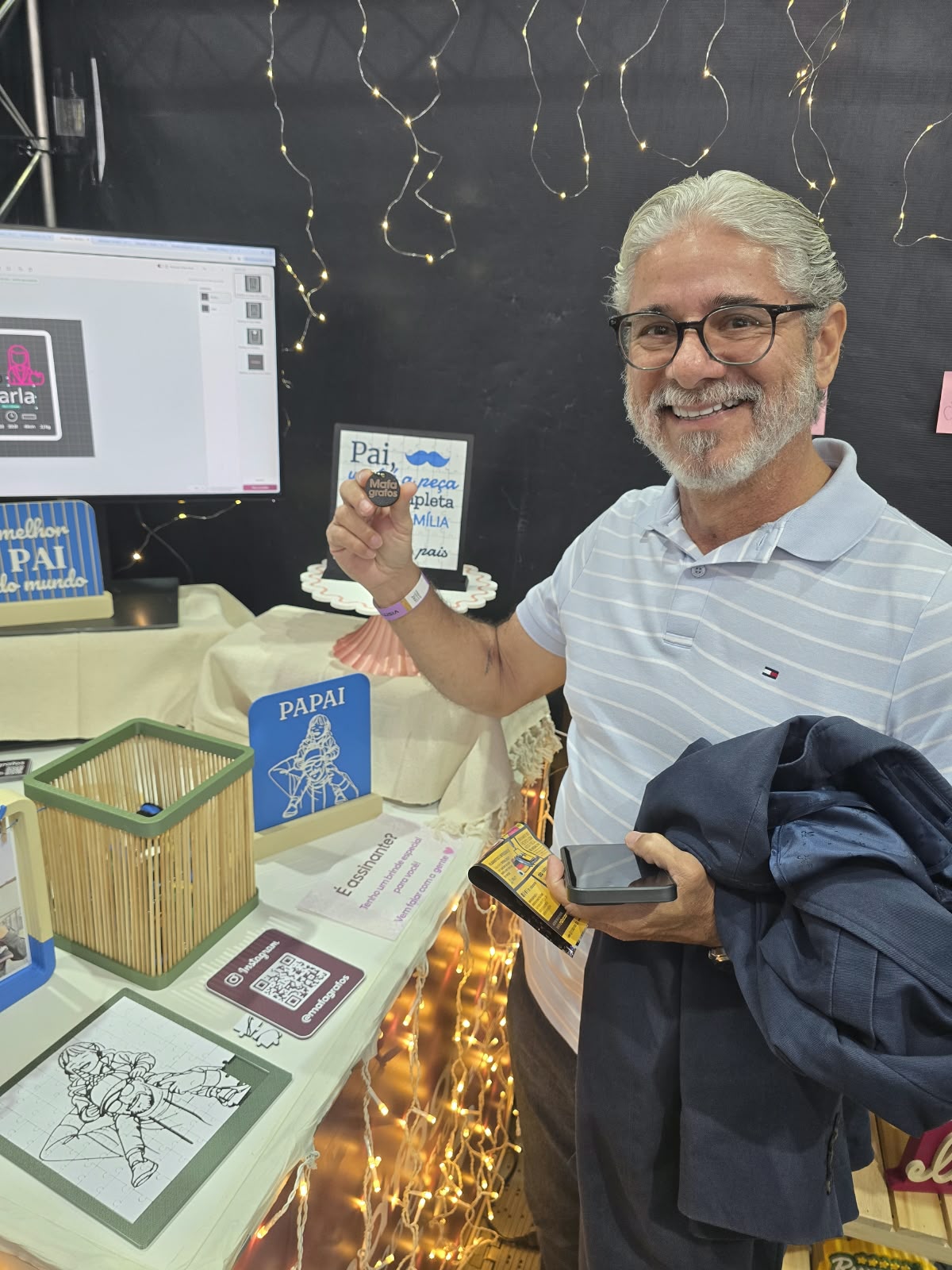 Visitante conhecendo produtos criados com impressão 3D