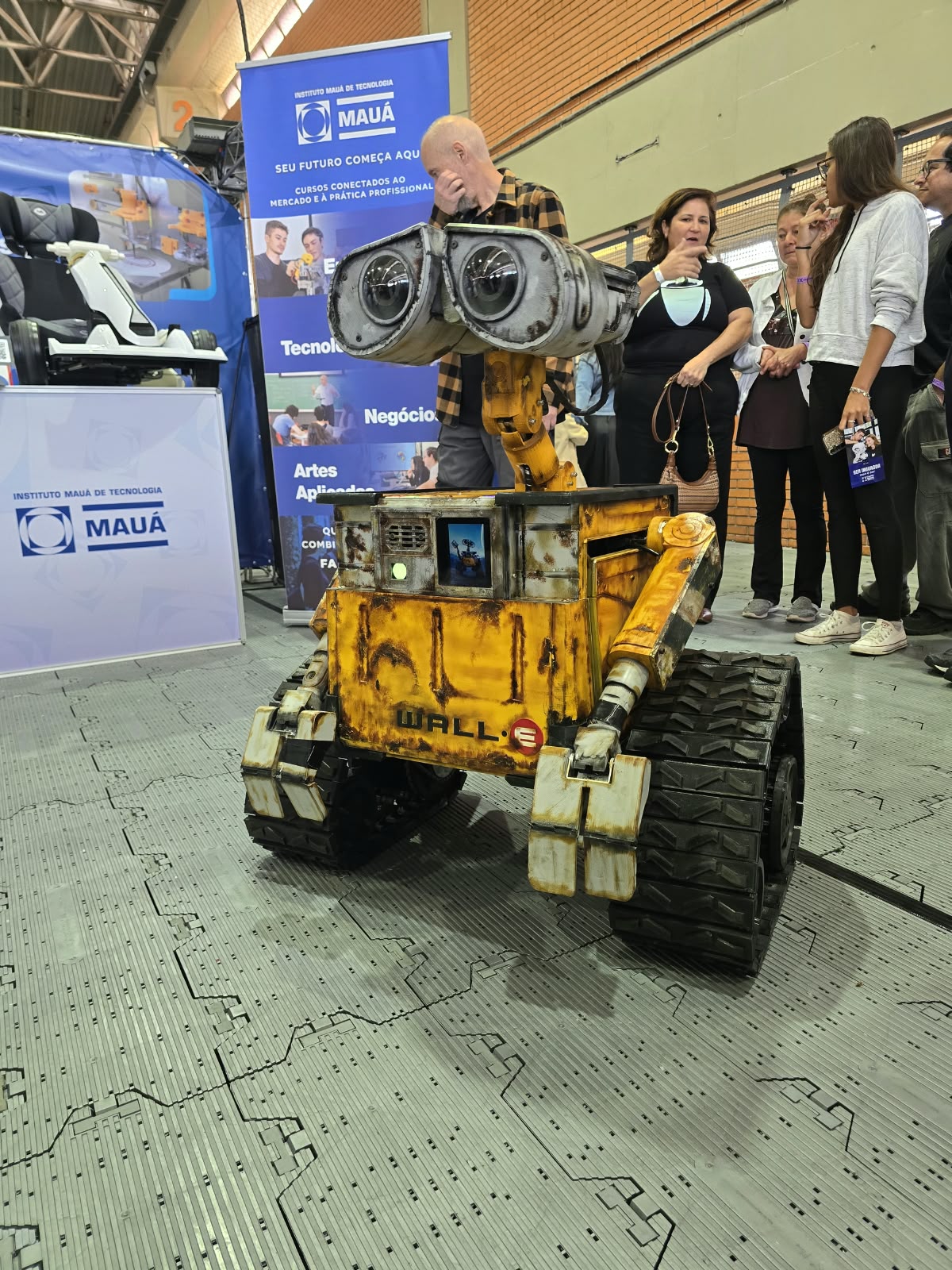 Robô impresso em 3D apresentado em uma feira