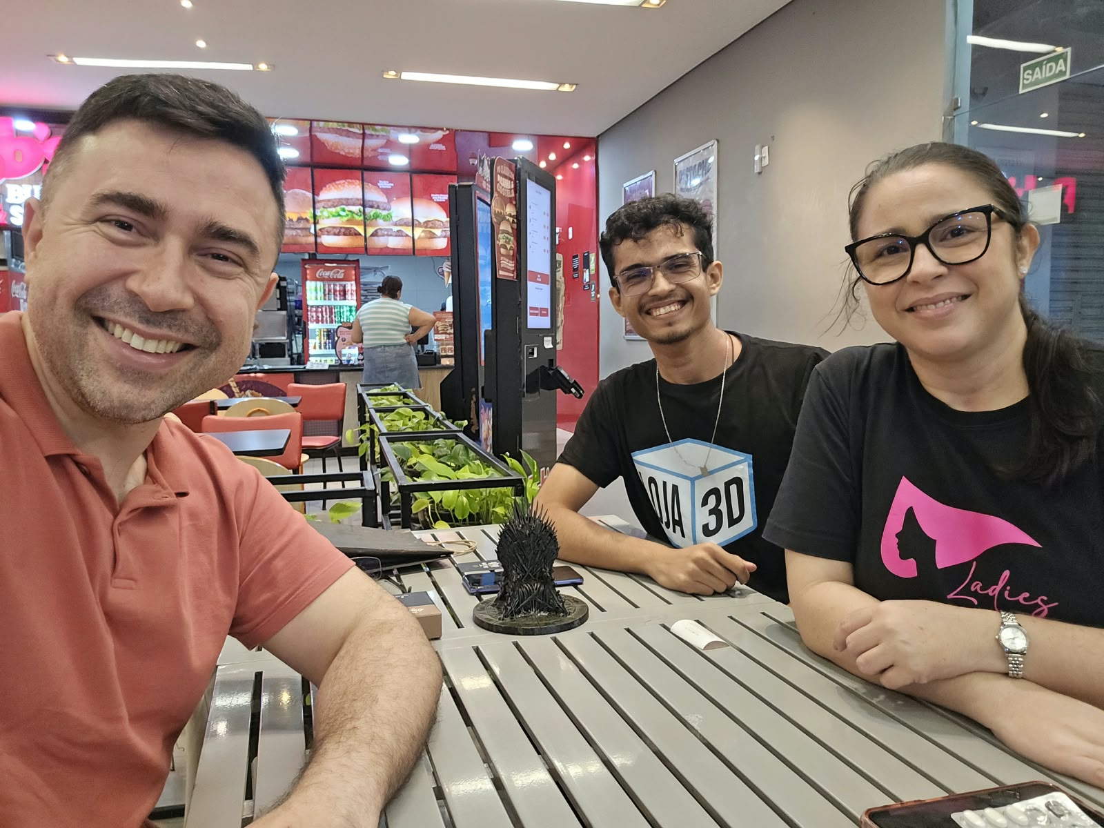 Encontro de makers com uma criação impressa em 3D