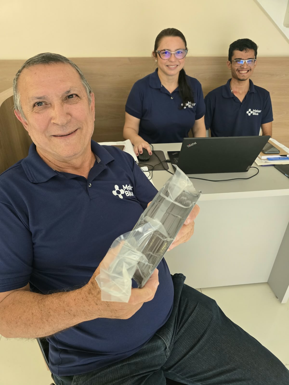 Equipe Maker Blue reunida na assistência técnica